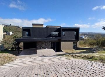 Casa · 300m² · 5 Ambientes · 2 Cocheras · Casa en Venta - 3 Dorm. - La Deseada, Calera