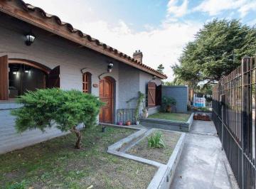 Casa · 211m² · 5 Ambientes · 3 Cocheras · Venta Casa 5 Ambientes con Pileta en Quilmes