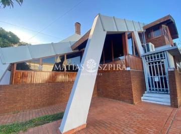 Casa · 256m² · 4 Ambientes · 2 Cocheras · Chalet de Diseño - 4 Ambientes - Zona Residencial