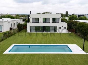 Casa · 305m² · 7 Ambientes · 4 Cocheras · Casa en Venta 07 Amb San Sebastian Golf