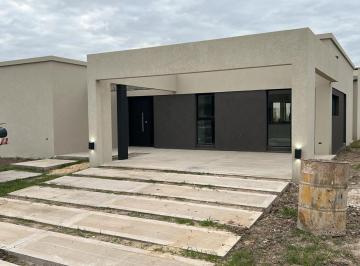 Casa · 130m² · 4 Ambientes · 2 Cocheras · Casa en Barrio Privado en Venta