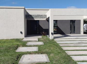 Casa · 130m² · 4 Ambientes · 2 Cocheras · Casa en Barrio Privado en Venta