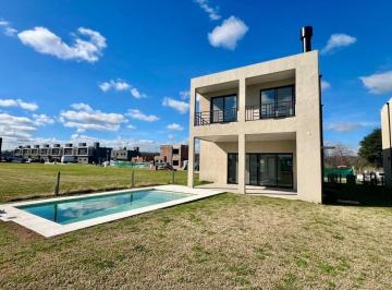 Casa · 135m² · 5 Ambientes · 2 Cocheras · Casa en Alquiler en El Aljibe con Pileta