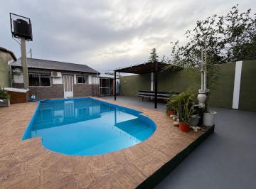 Casa · 100m² · 3 Ambientes · 3 Cocheras · Venta Casa 2 Dorm. con Pileta, Cochera y Quincho con Parrillero, Roldan