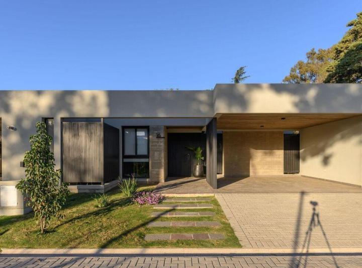 Casa · 220m² · 5 Ambientes · 2 Cocheras