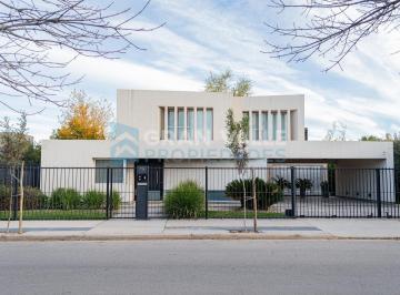 Casa · 405m² · 4 Dormitorios · 4 Cocheras · Casa Los Paraísos 1700
