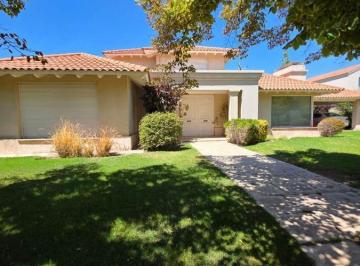 Casa · 408m² · 7 Ambientes · 2 Cocheras · Casa a La Venta en Club de Campo Mendoza.