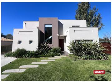 Casa · 218m² · 5 Ambientes · 2 Cocheras · Casa en Barrio Cerrado Roble Joven