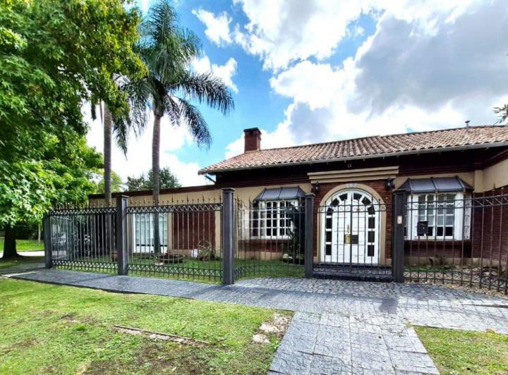 Casa · 350m² · 6 Ambientes · 4 Cocheras
