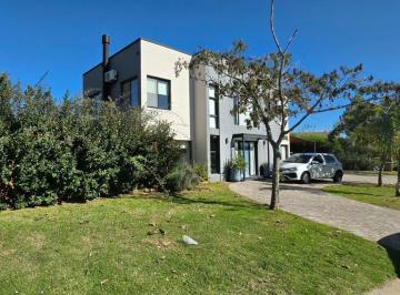 Casa · 190m² · 4 Ambientes · 2 Cocheras · Venta Casa 3 Dorm. en Benavidez Barrio Privado San Agustin