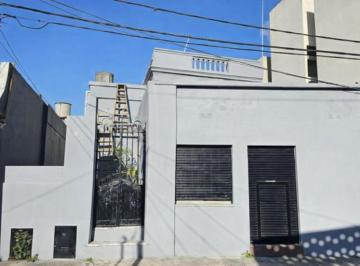 Casa · 207m² · 4 Ambientes · Casa 4 Ambientes en Don Bosco, con Local, Ideal Inversor. Lote de 8,66 X 45