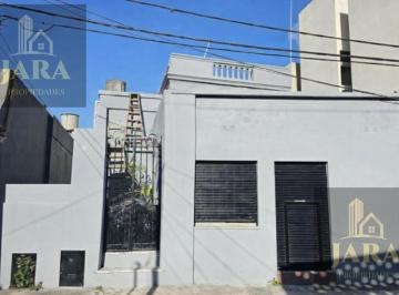 Casa · 207m² · 4 Ambientes · Casa 4 Ambientes en Don Bosco, con Local, Ideal Inversor. Lote de 8,66 X 45