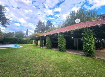 Quinta vacacional · 80m² · 2 Dormitorios · 2 Cocheras · Venta Casaquinta Pileta Parque Gaona Moreno