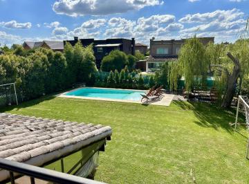 Casa · 680m² · 3 Dormitorios · Casa Estilo Santa Fe en Alquiler Anual en Santa Barbara
