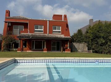 Casa · 680m² · 3 Dormitorios · Casa Estilo Santa Fe en Alquiler Anual en Santa Barbara