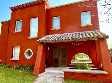 Casa · 680m² · 3 Dormitorios · Casa Estilo Santa Fe en Alquiler Anual en Santa Barbara