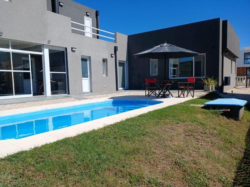 Casa 4 amb, 215m² con pileta y cochera — Barrio Privado Tierras del Mar
