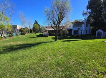 Casa · 380m² · 5 Ambientes · 4 Cocheras · Amplia Casa Bº Patagonia - Lote de 3600 M!