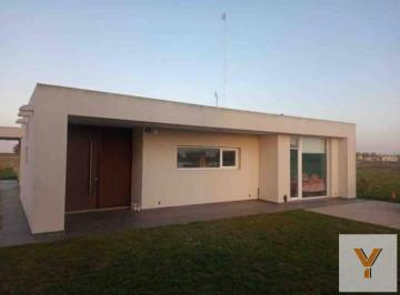 Casa · 140m² · 4 Ambientes · 2 Cocheras · Casa en Alquiler - 3 Dorm. 2 Baños - Coronel Brandsen