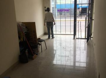Local comercial , Lanús · Local Sobre Av Coqueto, con Buena Circulación Peatonal.