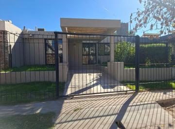 Casa · 140m² · 3 Dormitorios · 1 Cochera · Casa en Alquiler
