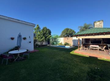 Casa · 231m² · 7 Ambientes · 2 Cocheras · 2 Dorm. en Pb - 230 m² Cubiertos - Quincho - Pileta - Casa en Venta en Villa Belgrano