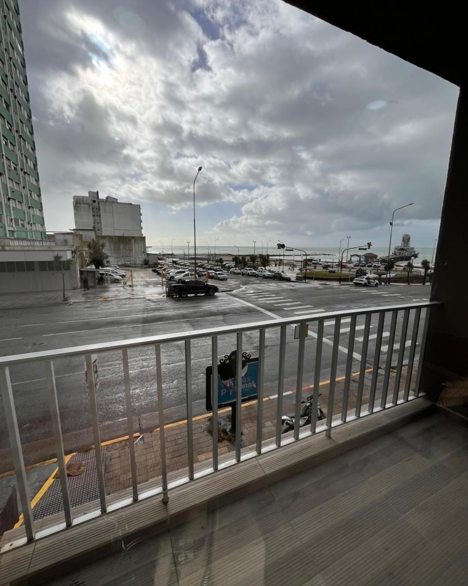 Tres ambientes A la calle con balcón Y vista al mar