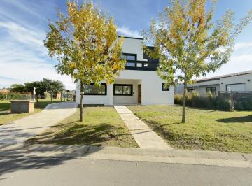 Casa · 224m² · 6 Ambientes · 2 Cocheras · Casa a Estrenar en San Pablo Sobre Lote Central con 5 Dorm.