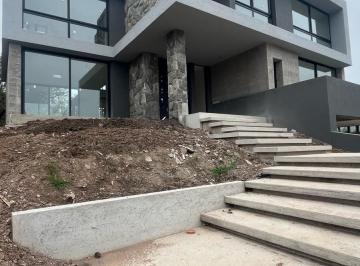 Casa · 400m² · 8 Ambientes · 1 Cochera · Estancia El Terrón Casa en Venta 4 Dorm. y Estudio con Vista a Espacio Verde
