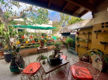 Casa · 245m² · 3 Ambientes · 4 Cocheras · Casa Venta en Banfield Dos Plantas con Patio