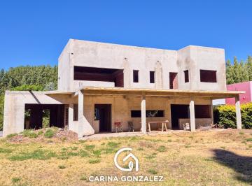 Casa · 380m² · 6 Ambientes · 1 Cochera · Casa en Barrio Santa Rita, Plottier
