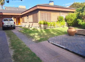 Casa · 416m² · 8 Ambientes · 1 Cochera · Greenwood Inversiones Inmobiliarias Vende Hermosa Casa en Guaymallen