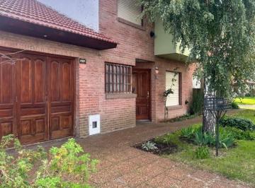 Casa · 168m² · 4 Ambientes · 2 Cocheras · Chalet 4 Amb. Los Pinares. Apto Credito. Permuta