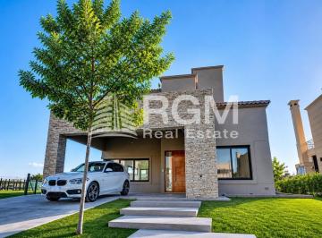 Casa · 258m² · 5 Ambientes · 2 Cocheras · Venta de Casa en Nordelta de 5 Ambientes con Cochera