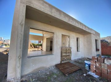 Casa · 95m² · 6 Ambientes · 2 Cocheras · Casa en Venta en Docta 2 Dorm. Frente a Plaza