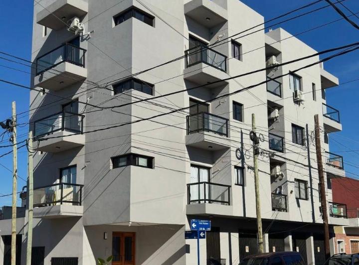 Depto. 2 Amb. / 2 Balcones / 1 Cochera.