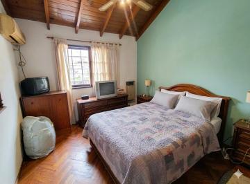 Casa · 100m² · 5 Ambientes · 1 Cochera · Triplex C/jardín y Cochera | 3 Dorm| Olivos | Permuta Ok