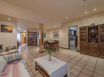 Casa · 319m² · 8 Ambientes · 1 Cochera · Casa con Local Comercial en Venta! Saavedra