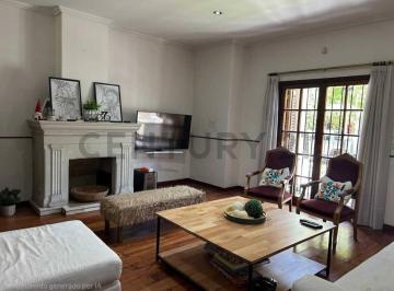 Casa · 320m² · 6 Ambientes · 2 Cocheras · Casa de 4 Dorm., Parque y Pileta en La Plata