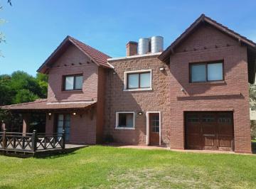 Casa · 244m² · 5 Ambientes · 2 Cocheras · Casa en Venta con Piscina Las Gaviotas