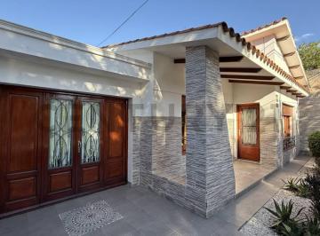 Casa · 164m² · 4 Ambientes · 3 Cocheras · Excelente Propiedad en Venta Sobre Importante Av, Pleno Centro