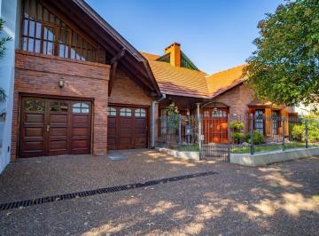 Casa · 394m² · 6 Ambientes · 2 Cocheras · Hermoso Chalet 5 Ambientes y Doble Cochera en Banfield Este