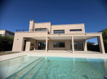 Casa · 310m² · 6 Ambientes · 8 Cocheras · Casa en Venta Haras Santa Maria