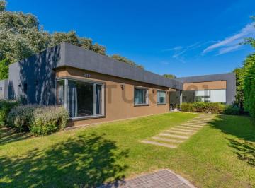Casa · 200m² · 4 Ambientes · 1 Cochera · Venta de Casa 4 Ambientes con Parque, Arenas del Sur, Mar del Plata.