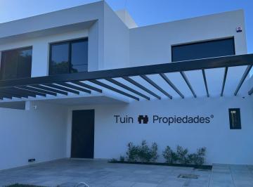 Casa · 170m² · 5 Ambientes · 2 Cocheras · Dúplex de Categoría C/ Pileta