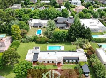 Casa · 255m² · 5 Ambientes · 4 Cocheras · Hermosa Casa de 3 Dorm. en La Concepcion de Lujan