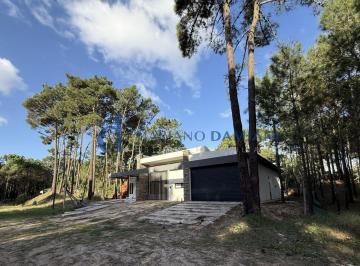 DEI-DEI-2087_2 · Casa 4 Dorm. en Venta en Pinamar Zona Alamos
