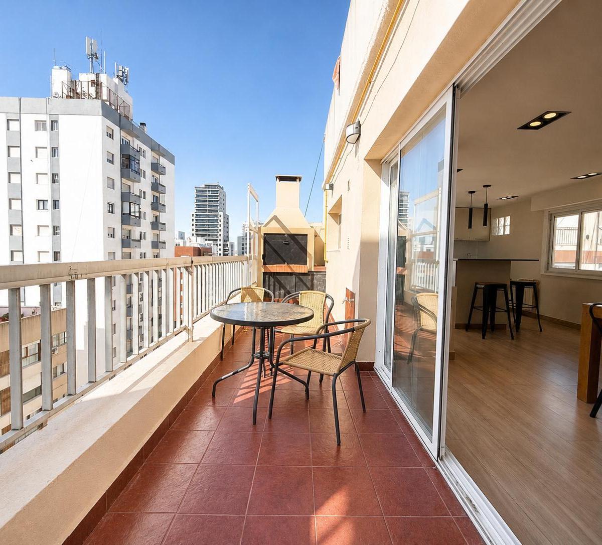 Departamento semipiso enduplex de 4 ambientes más escritorio, 116m² — La Perla