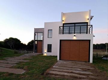 Casa · 250m² · 6 Ambientes · Casa en Venta - 3 Dorm. 4 Baños - 1050 m - Costa Esmeralda