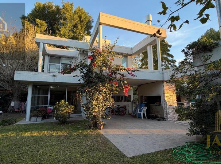 Casa · 220m² · 5 Ambientes · 5 Cocheras